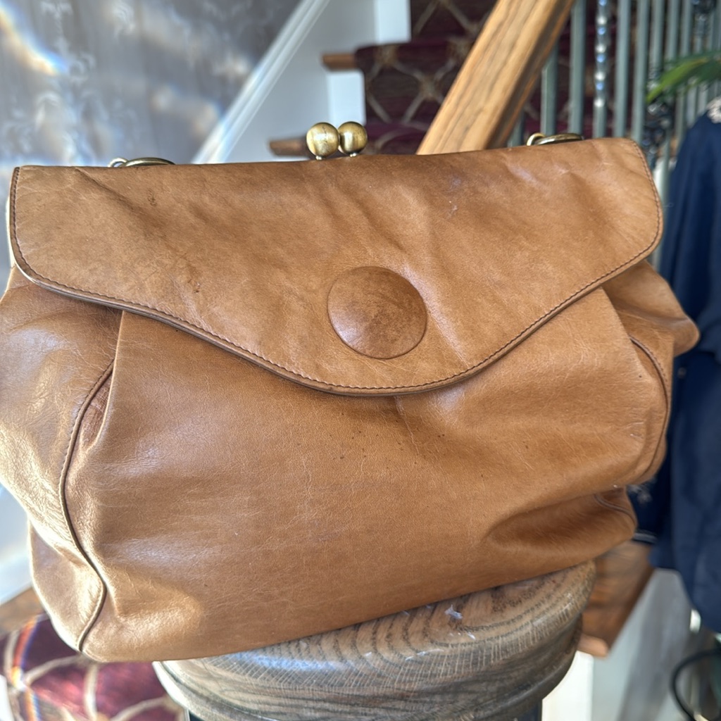 Hobo Vintage International Leather Kiss, Lock Bag Preowned Very Good Condition